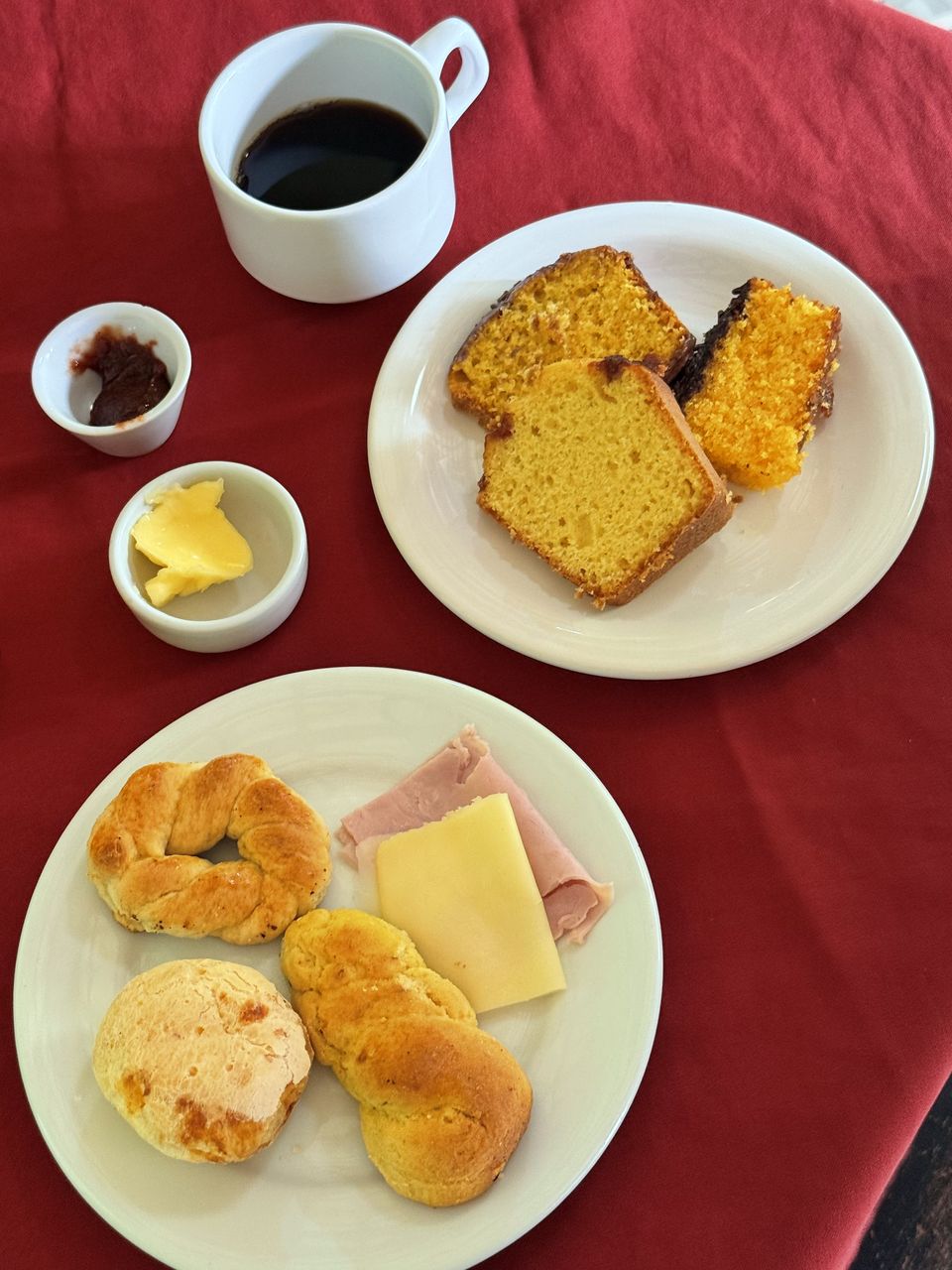 Prato do café da manhã da pousada