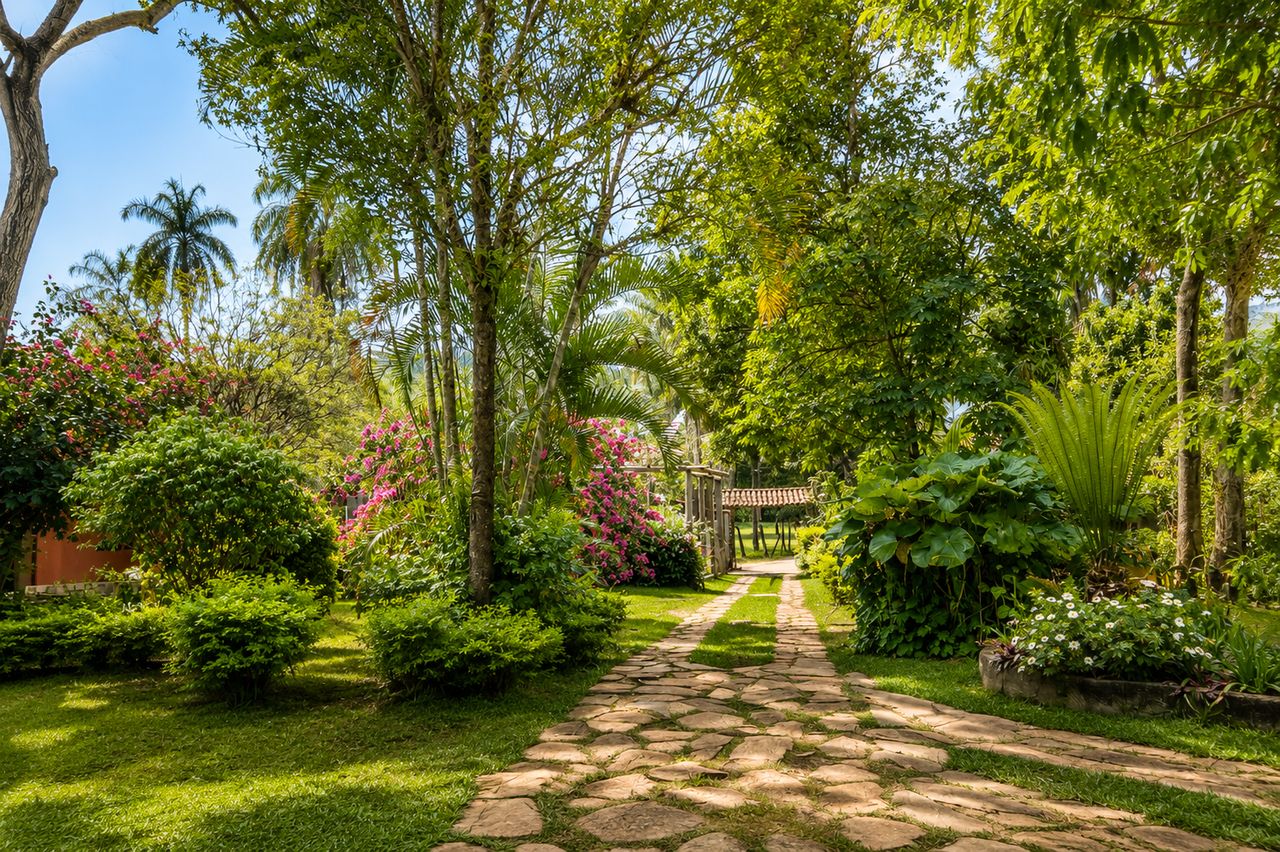 Jardim e caminhos da pousada