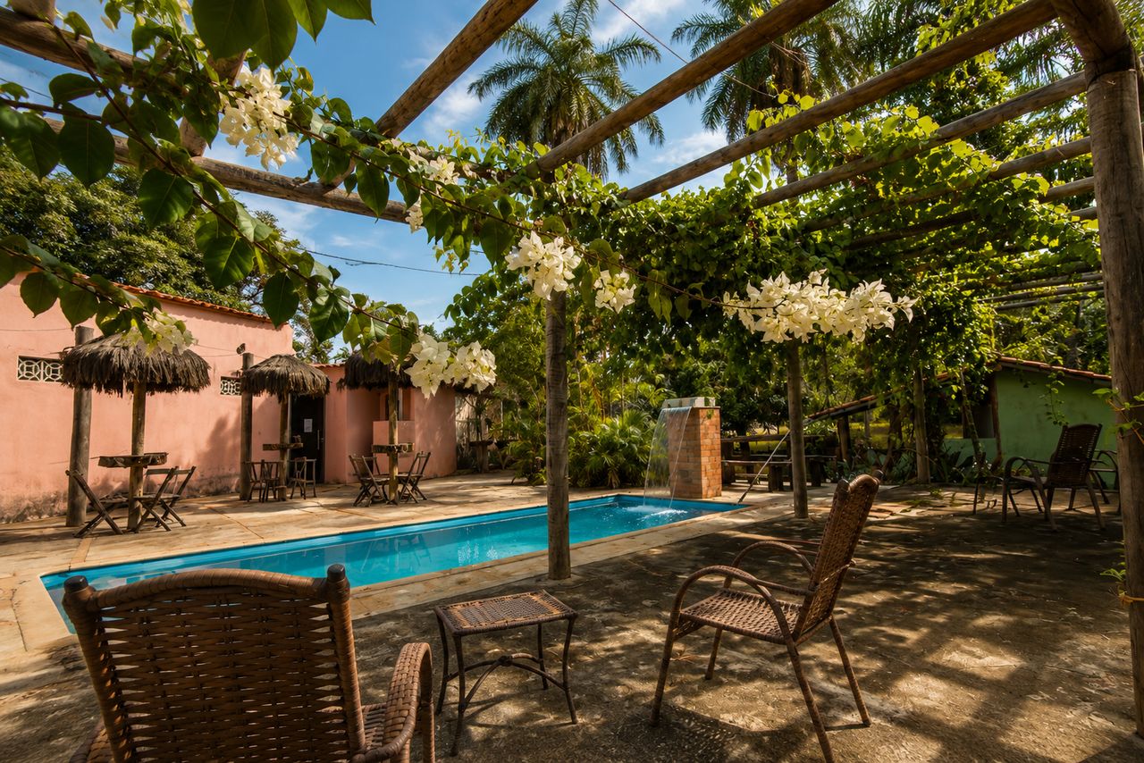 Piscina com vista para os chalés
